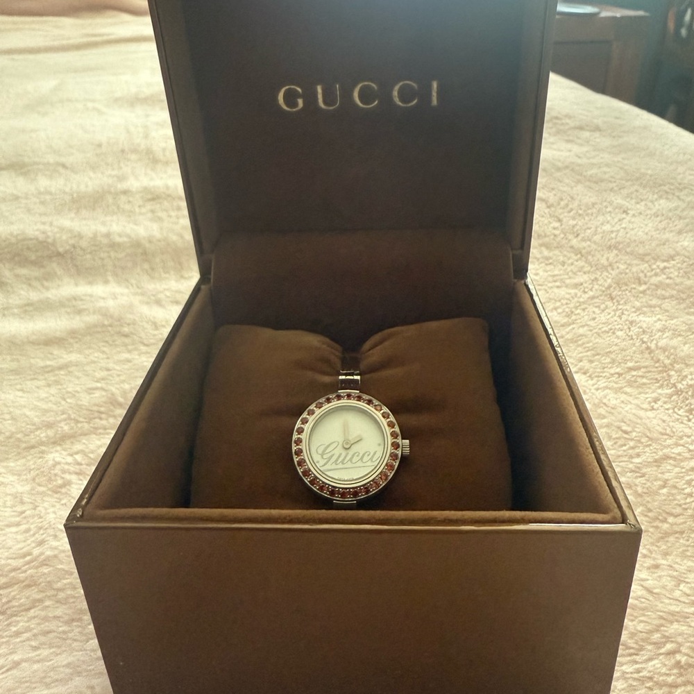 Gucci Silver Timepiece with Brown Detailing